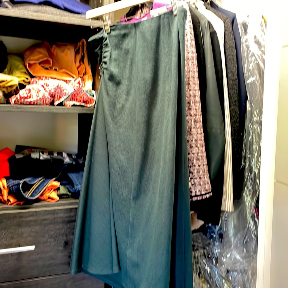 Size 2-Vince skirt in Hunter green with side ruche.